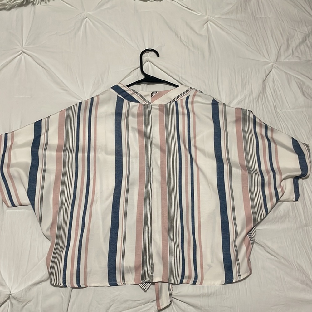 Casual women’s button down blouse. Great for work or brunch/lunch in the Spring. - Picture 2 of 4